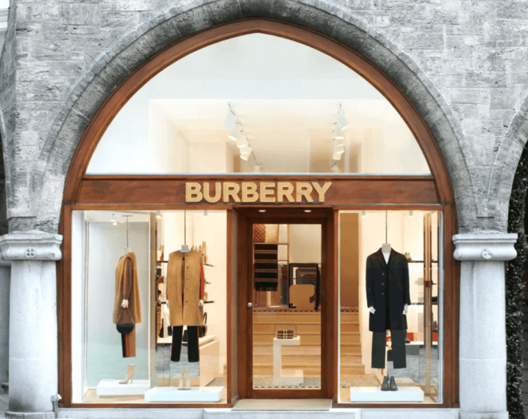 BURBERRY, COURCHEVEL ve St. MORITZ’de YENİ BUTİKLER AÇTI BURBERRY, COURCHEVEL ve St. MORITZ'de YENİ BUTİKLER AÇTI haber