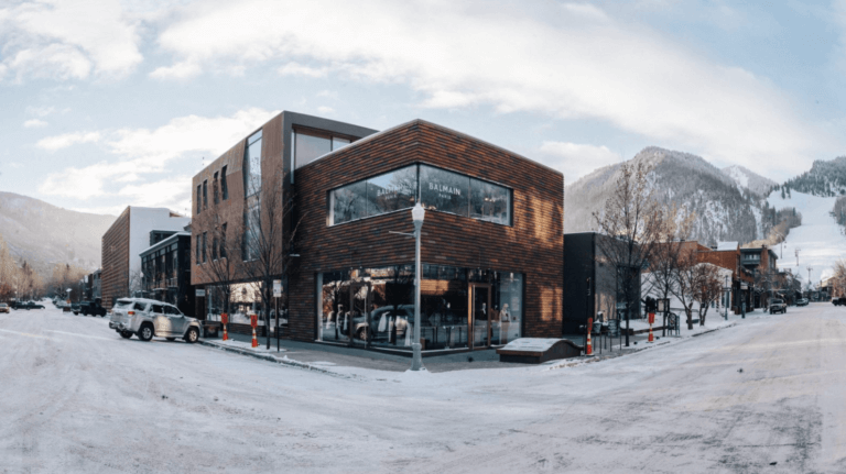 BALMAIN, ASPEN'de DİKKAT ÇEKİCİ POP-UP AÇTI. Times de Luxe