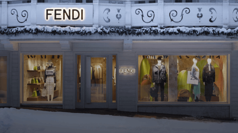 FENDI’nin COURCHEVEL’deki BUTİĞİ YENİLENDİ FENDI'nin COURCHEVEL'deki BUTİĞİ YENİLENDİ. Times de Luxe