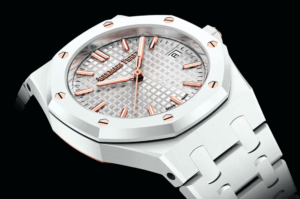 AUDEMARS PIGUET, BEYAZ SERAMİK ROYAL OAK SAATİNİ SUNUYOR | Times de Luxe