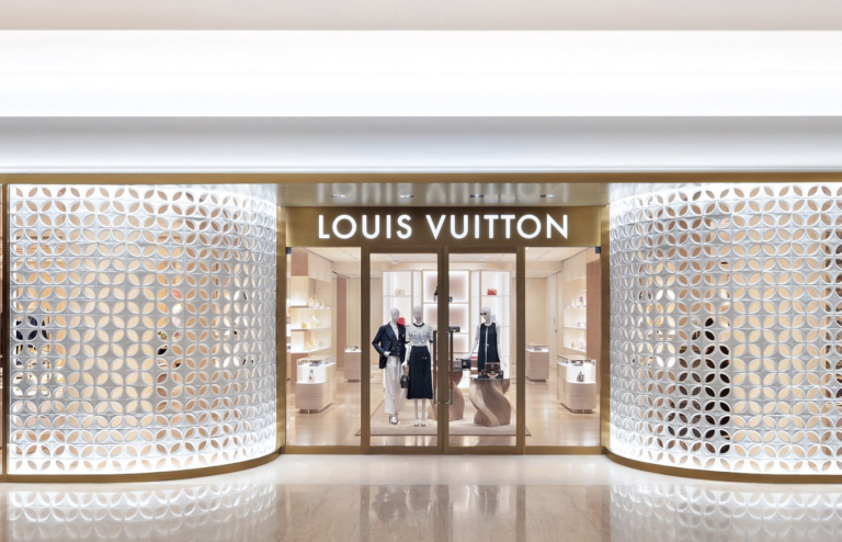 LOUIS VUITTON, JAKARTA PLAZA’da YENİLENEN MAĞAZASINI AÇTI LOUIS VUITTON, JAKARTA PLAZA'da YENİLENEN MAĞAZASINI AÇTI | Times de Luxe